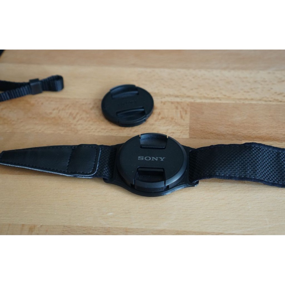 Sony a6000 Orijinal Askısına Takılan 40,5 mm ve 49 mm Objektif Kapağı Tutucusu görsel 2
