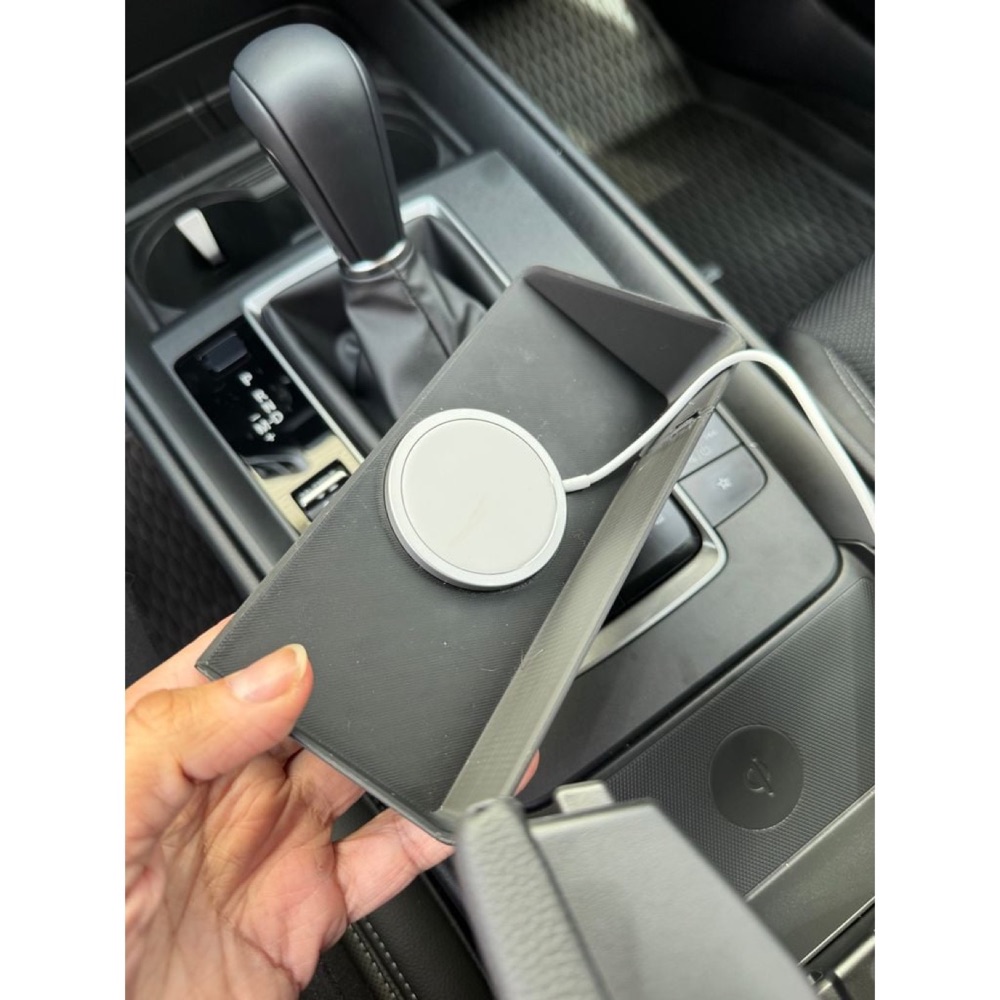 Mazda CX-50 MagSafe Telefon Şarj Tutucusu görsel 3