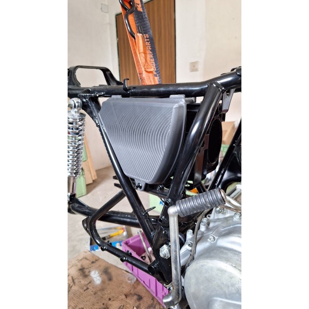 Honda CB400 Four yan kapak (gövde eşiği) görsel 2