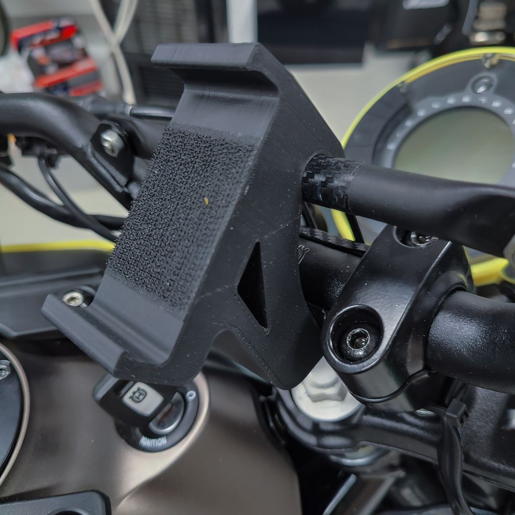 Husqvarna Svartpilen 401 Telefon Montajı görsel 3