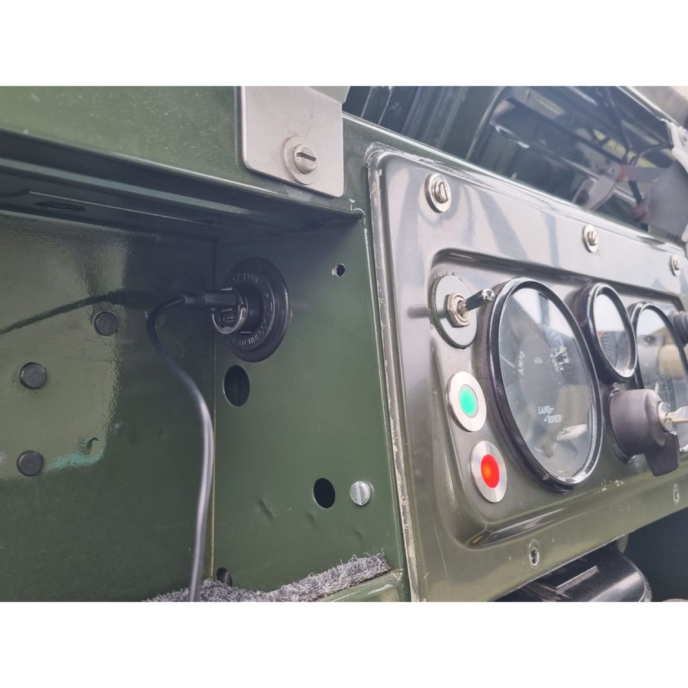 Land Rover Series 2A 12V Priz Montaj Plakası