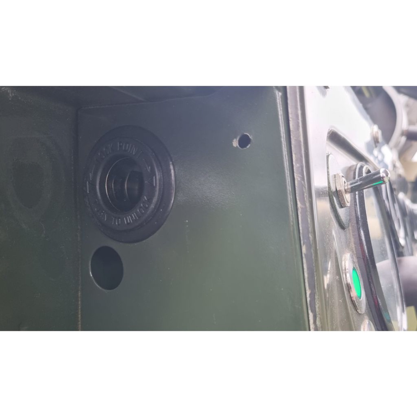 Land Rover Series 2A 12V Priz Montaj Plakası görsel 2