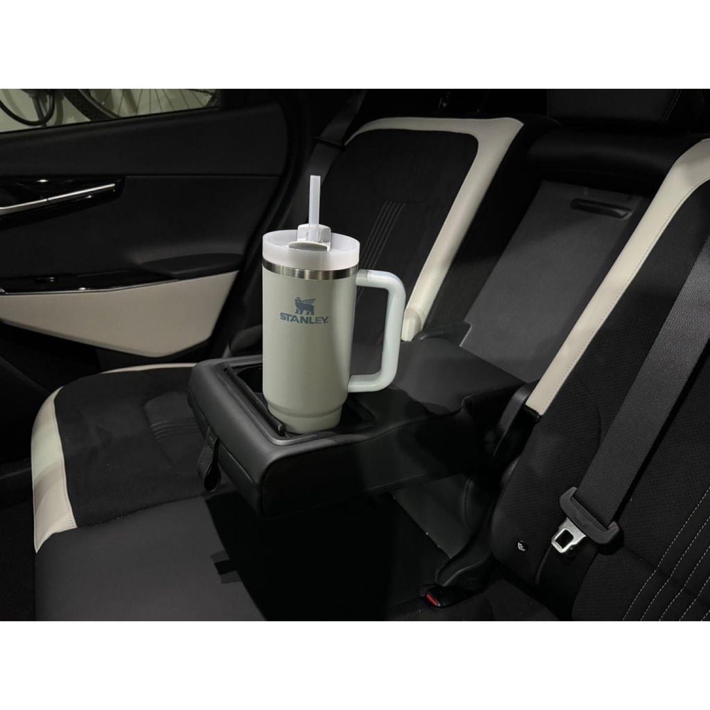 Kia EV6 Büyütülmüş Arka Bardaklık Yuvası