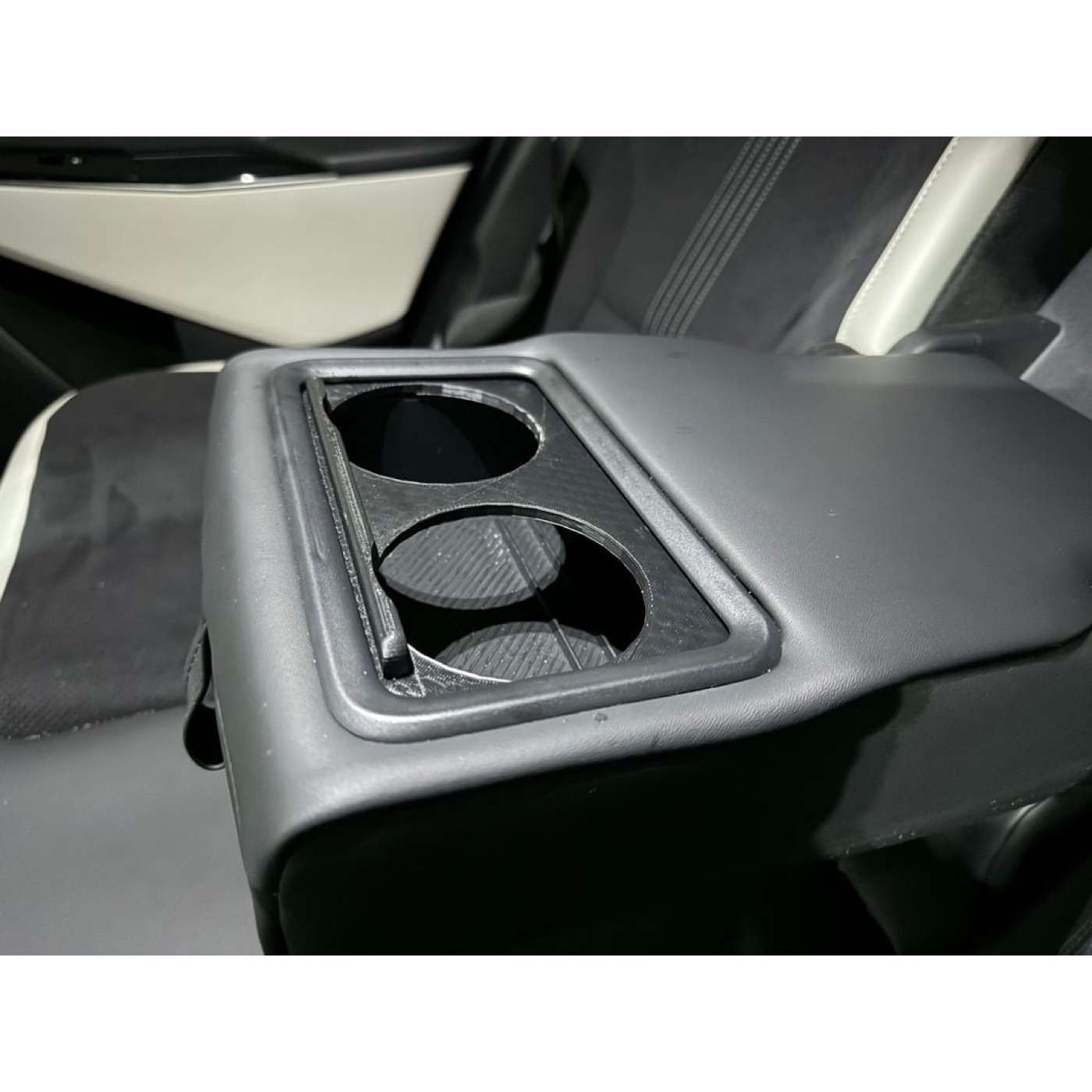 Kia EV6 Büyütülmüş Arka Bardaklık Yuvası görsel 3