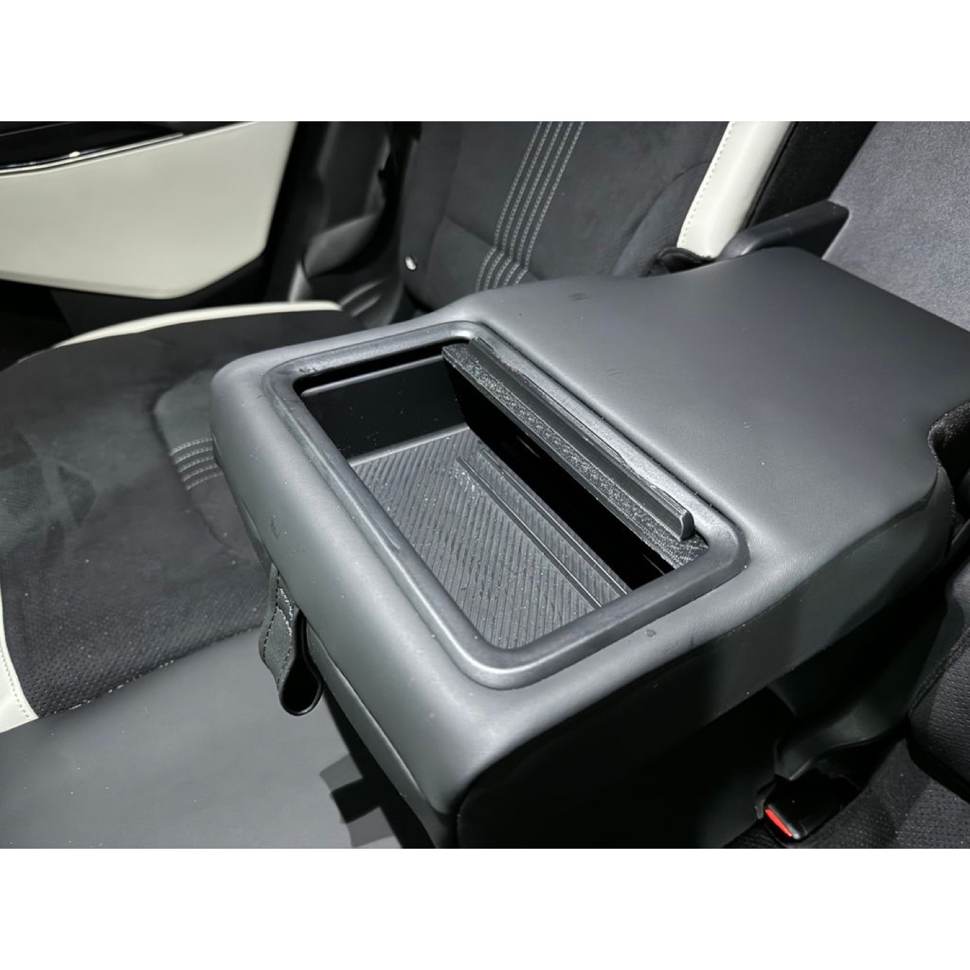 Kia EV6 Büyütülmüş Arka Bardaklık Yuvası görsel 4