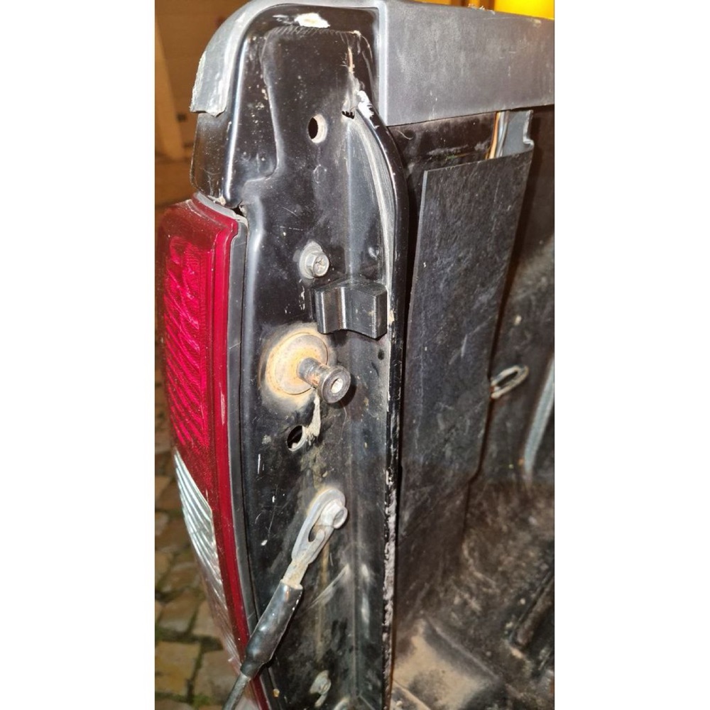 Nissan Frontier/Navara kasa kapağı damperi