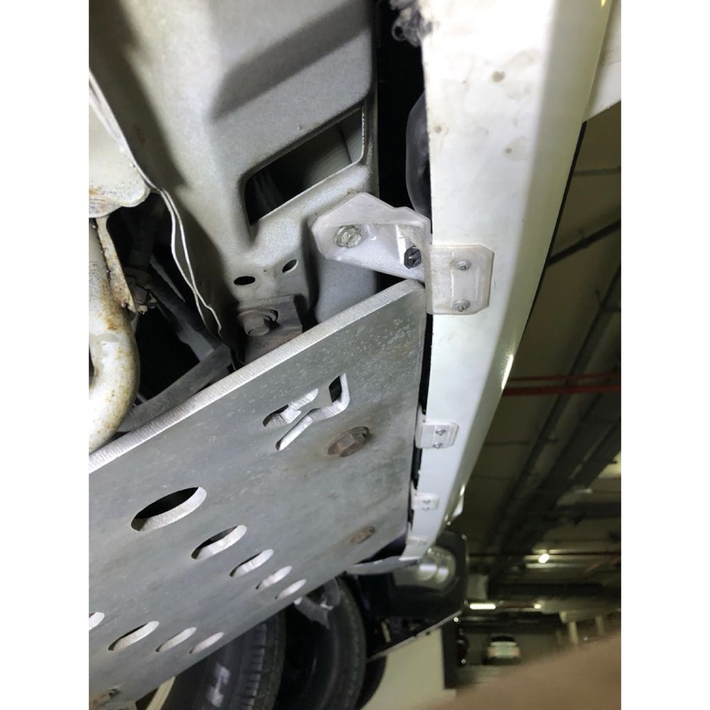 Mitsubishi Pajero (4. Nesil) Ön Tampon Alt Bağlantı Onarımı görsel 4