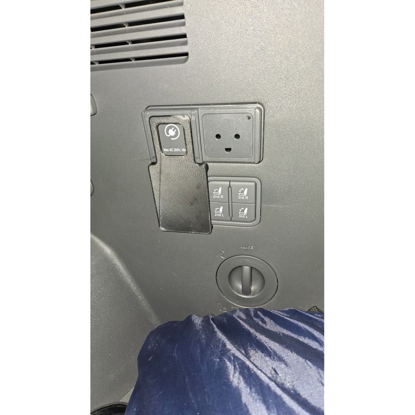 Kia EV9 Arka Koltuk Katlama Düğmesi Kapağı