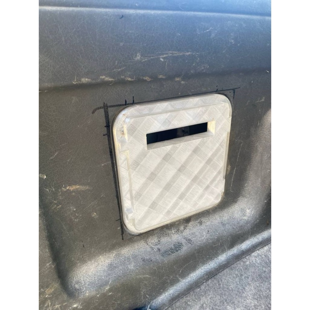 Nissan Terrano II hidrolik kriko bölmesi kapağı görsel 3