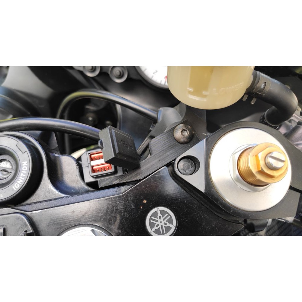 Yamaha R6 Üst Kolon USB Şarj Tutucu