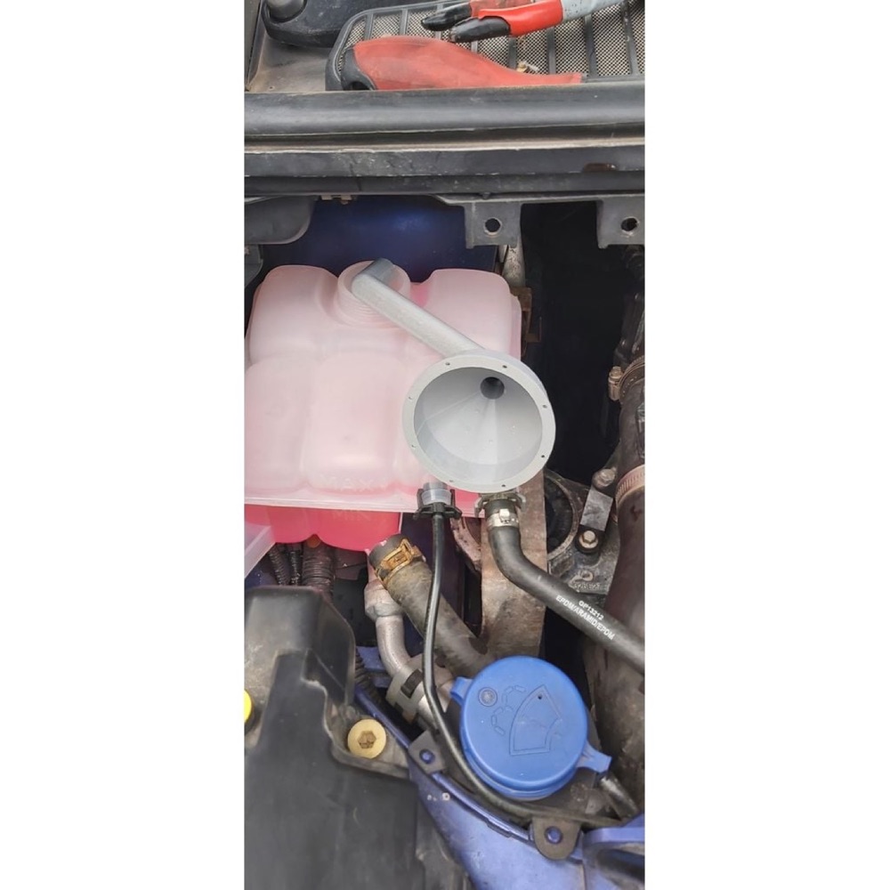 Ford C-Max / Kuga Soğutma Suyu Doldurma Hunisi görsel 3