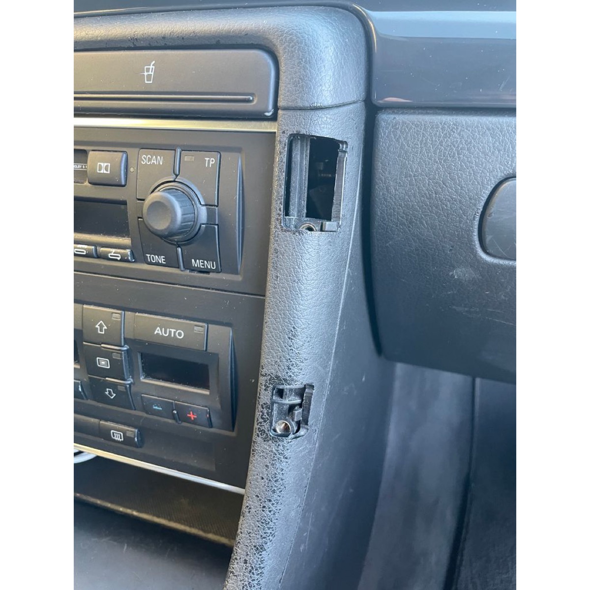 Audi A4 B6 Telefon Tutucu Adaptörü görsel 3