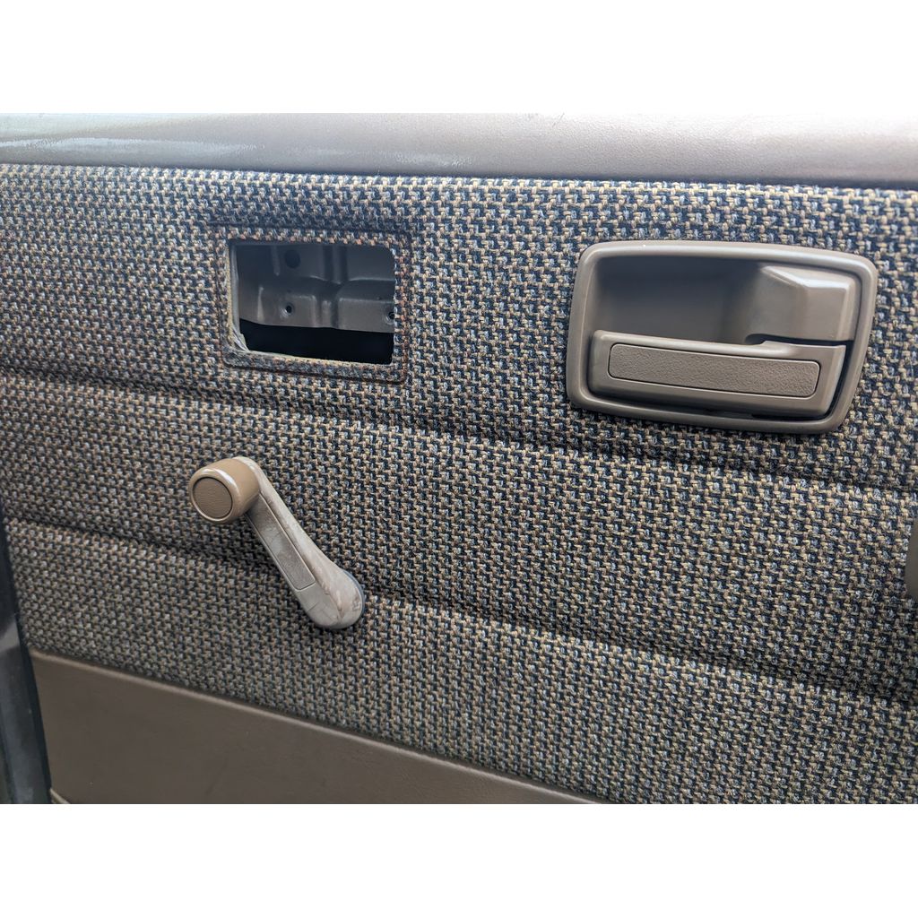 Isuzu Trooper Yanma Dolabı Yeri Bardaklık (1. Nesil) görsel 3