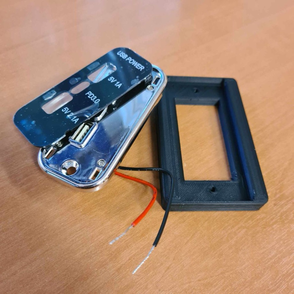 Nissan Elgrand ön kül tablası yuvası USB paneli görsel 2