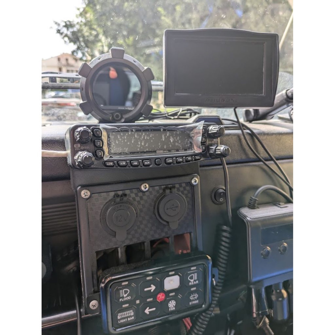 Land Rover Defender Telsiz Montaj Aparatı (Yaesu FT-8900 Uyumlu) görsel 2