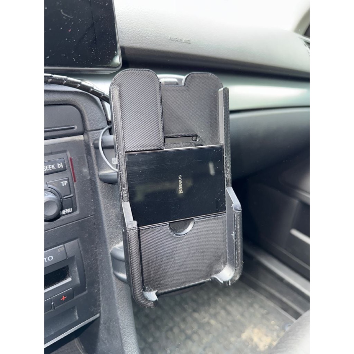 Audi/VW Telefon Tutucusu (iPhone 16 Pro + Kablosuz Şarj İçin)