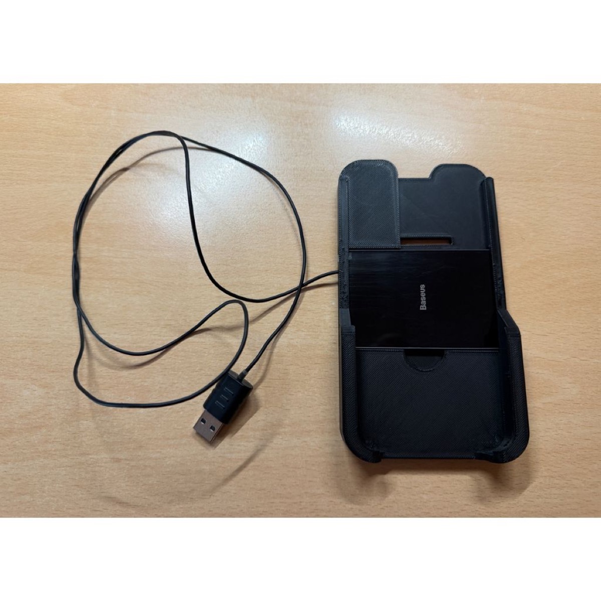 Audi/VW Telefon Tutucusu (iPhone 16 Pro + Kablosuz Şarj İçin) görsel 2