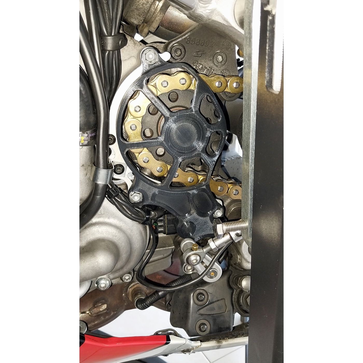 Aprilia RSV4/Tuono Zincir Dişlisi Kapağı görsel 3