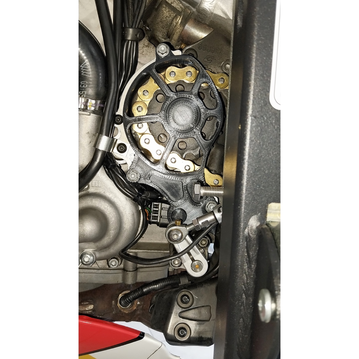 Aprilia RSV4/Tuono Zincir Dişlisi Kapağı görsel 4