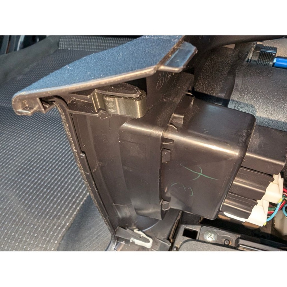 Mitsubishi İç Döşeme Trim Klipsi görsel 2
