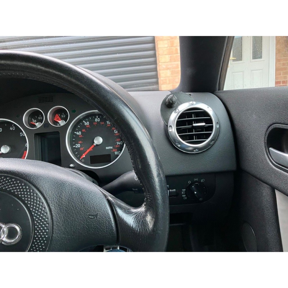 Audi TT Mk1 8N Telefon Tutucusu (Sağ Havalandırma Montajlı) görsel 2