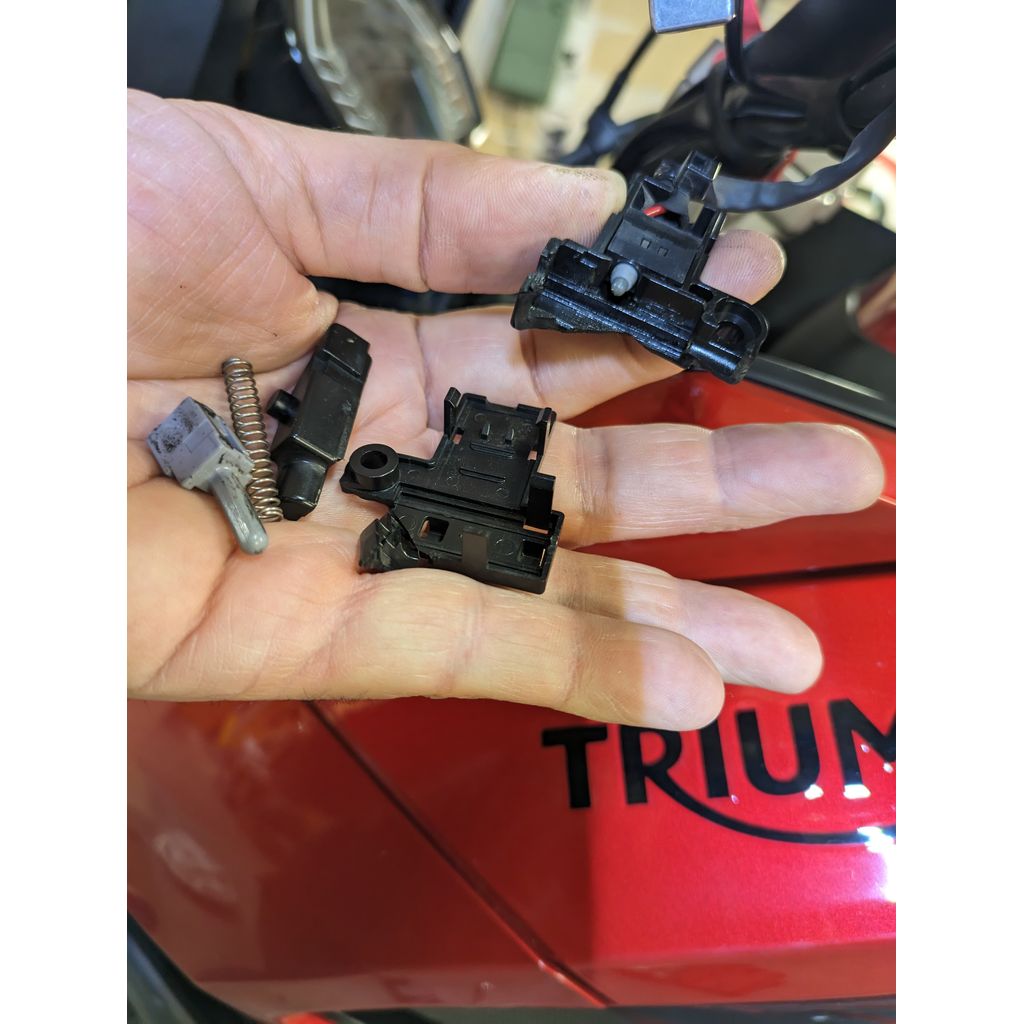 Triumph Tiger Sport 660 Debriyaj Anahtarı Kapağı görsel 3