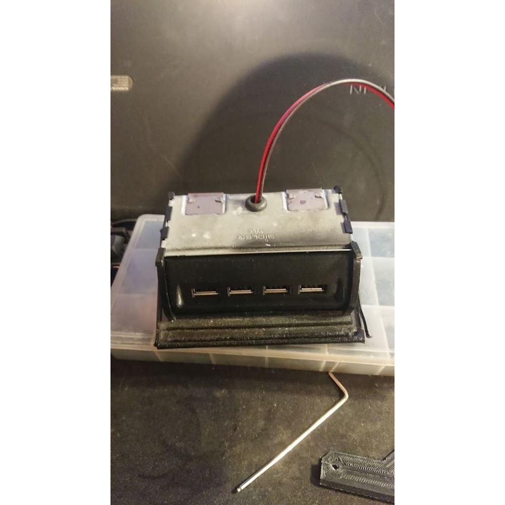 Volvo 740 / 760 / 940 / 960 Arka Küllük USB Paneli