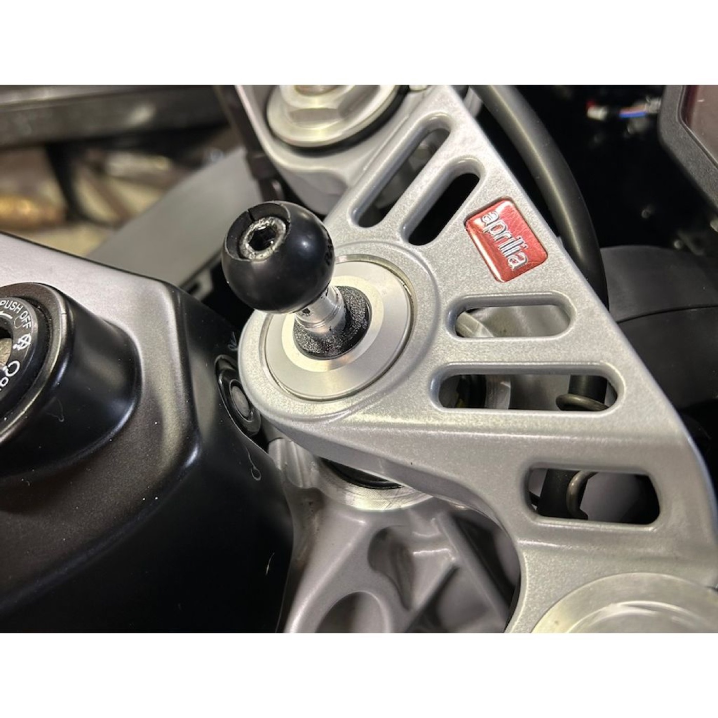 Aprilia RS457 Direksiyon Gövdesi RAM Montajı