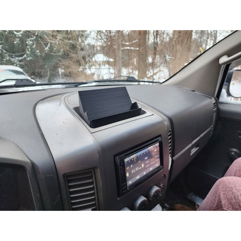 Nissan Titan (1. nesil) gösterge paneli telefon tutucu