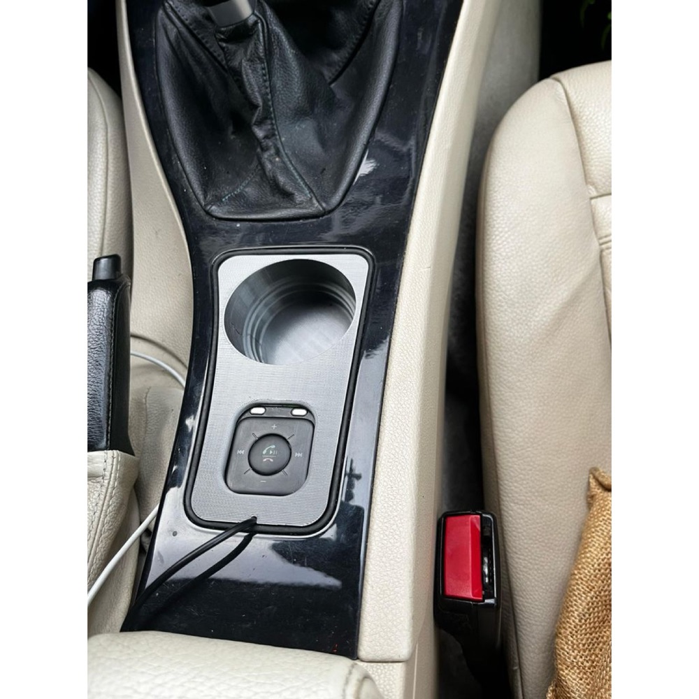Bluetooth Adaptörü ve AirTag Bölmeli Bardaklık (BMW E9X E90/E91/E92/E93 Uyumlu) görsel 3