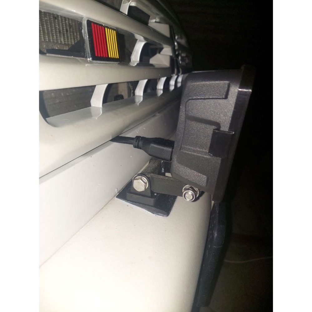 Mitsubishi Pajero IO Ek Far Ara Takozu görsel 5