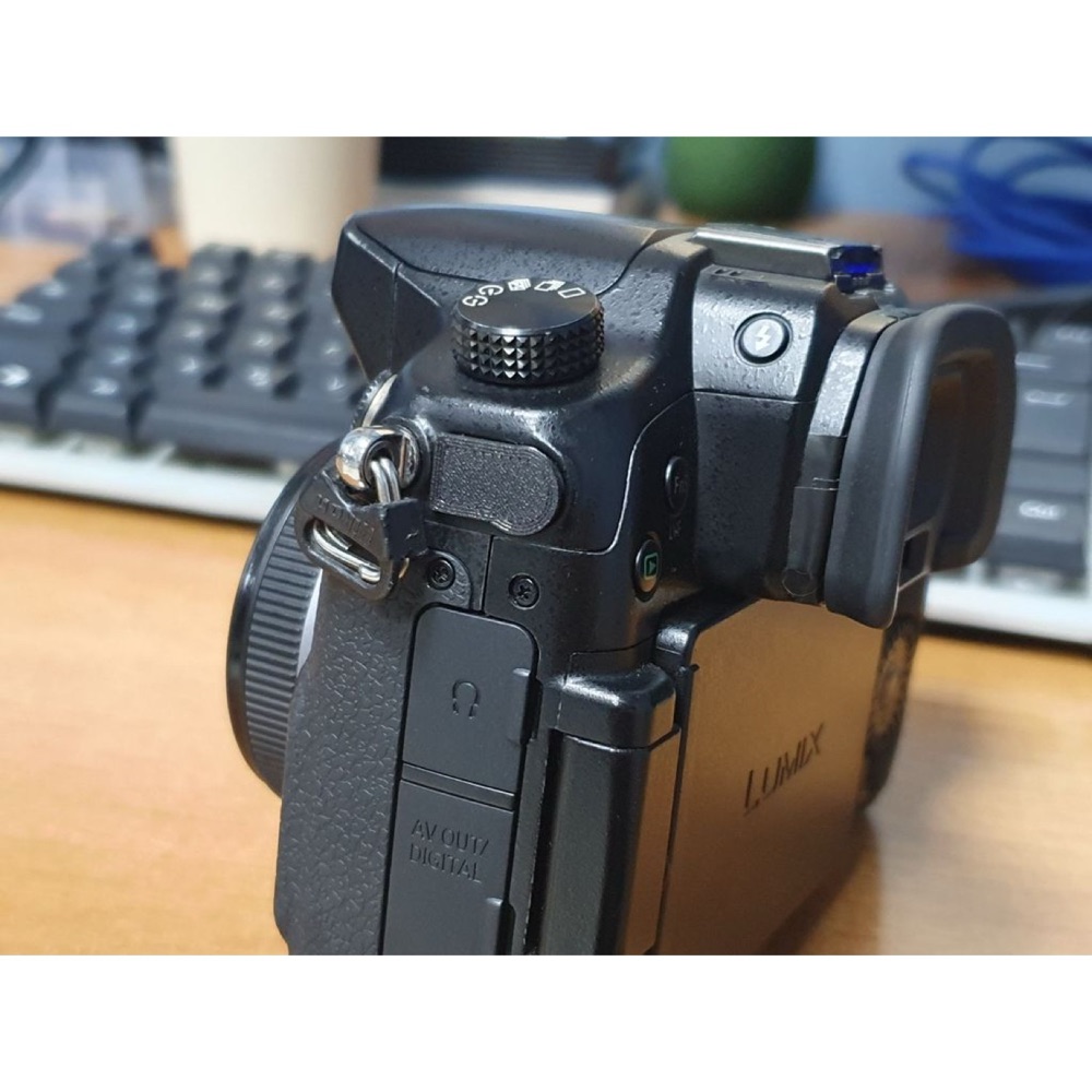 Panasonic Lumix GH4 Mikrofon Girişi Kapağı (Sol Yan)