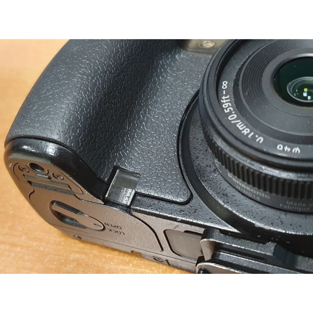 Panasonic Lumix GH4 Pil Bölmesi Kablo Çıkış Kapağı