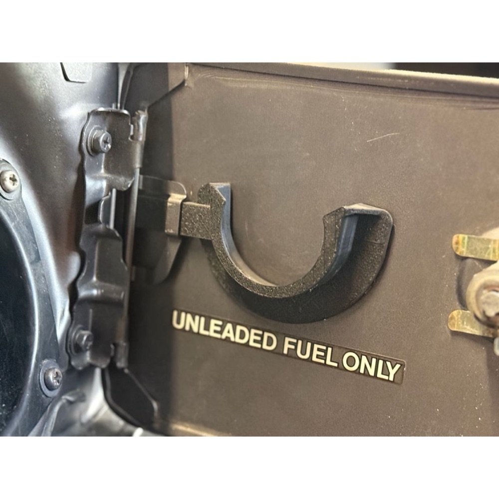 Toyota 1. Nesil 4Runner Yakıt Kapağı Tutucu