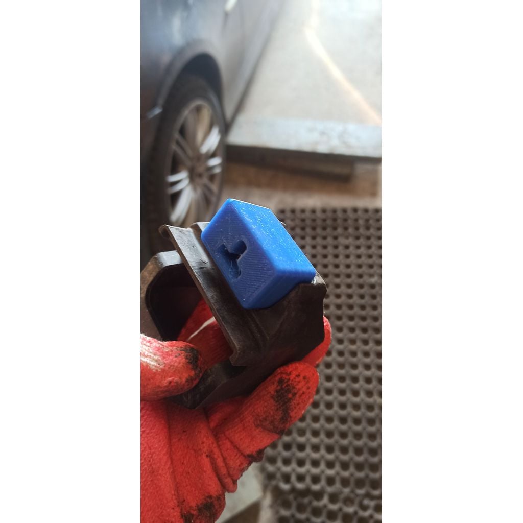 Radyatör Lastik Takozu (BMW E90/E91/E92/E81/E87 Uyumlu)