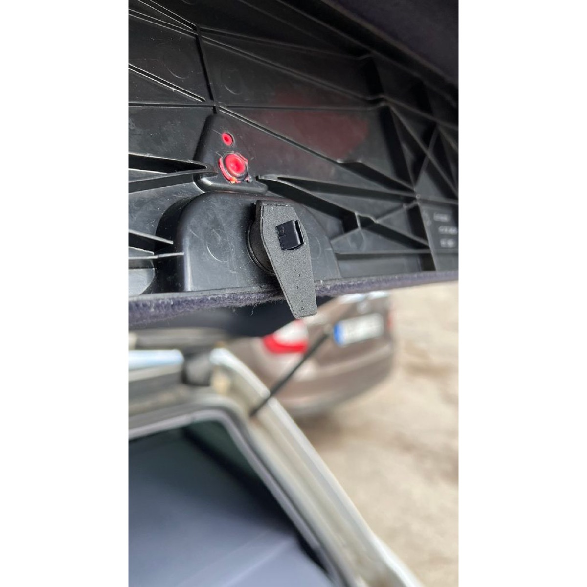 Audi A4 B6 Uyarı Üçgeni Bölmesi Mandalı görsel 3