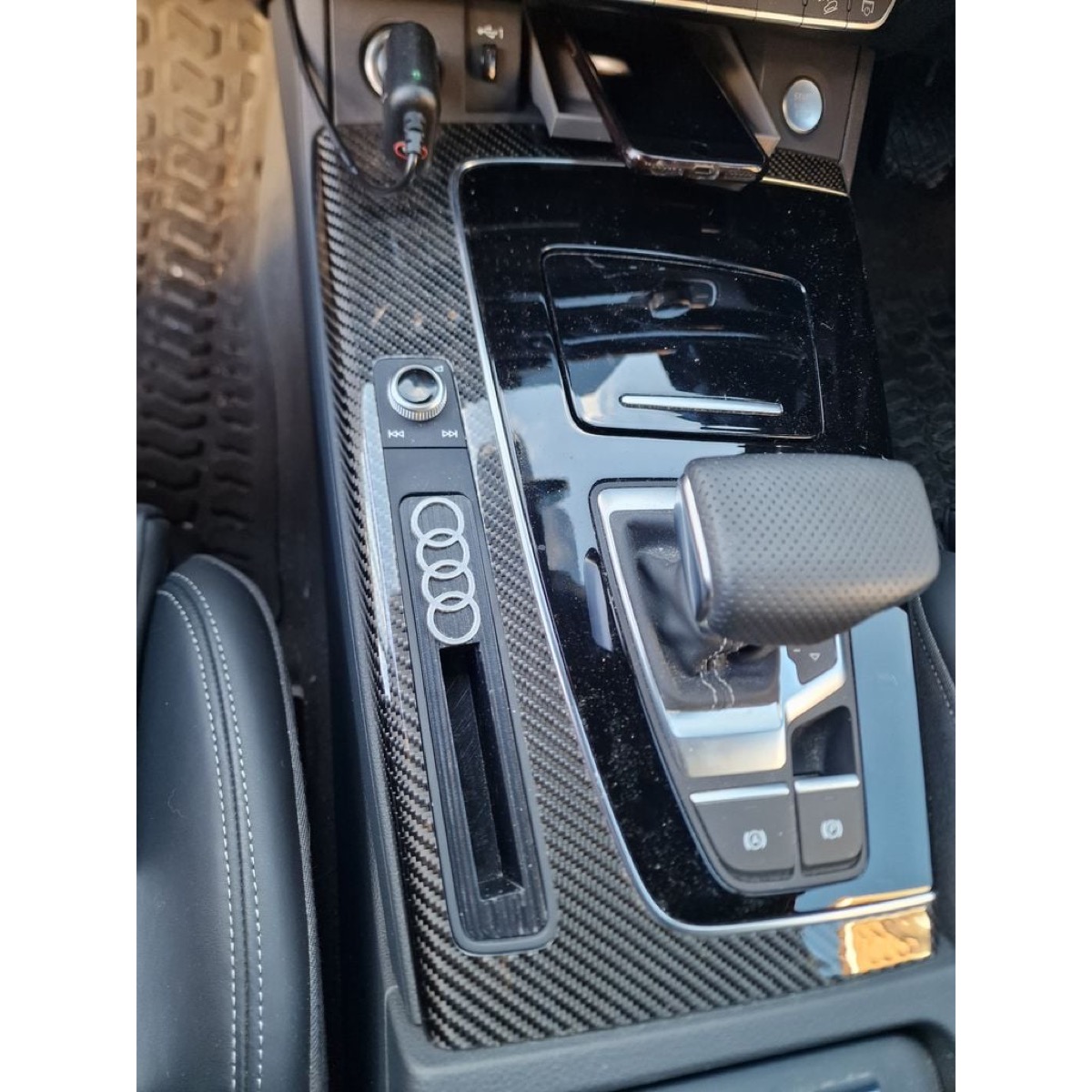Audi Q5 Orta Konsol Telefon Tutucusu (Sağ ve Sol Direksiyon Uyumlu)
