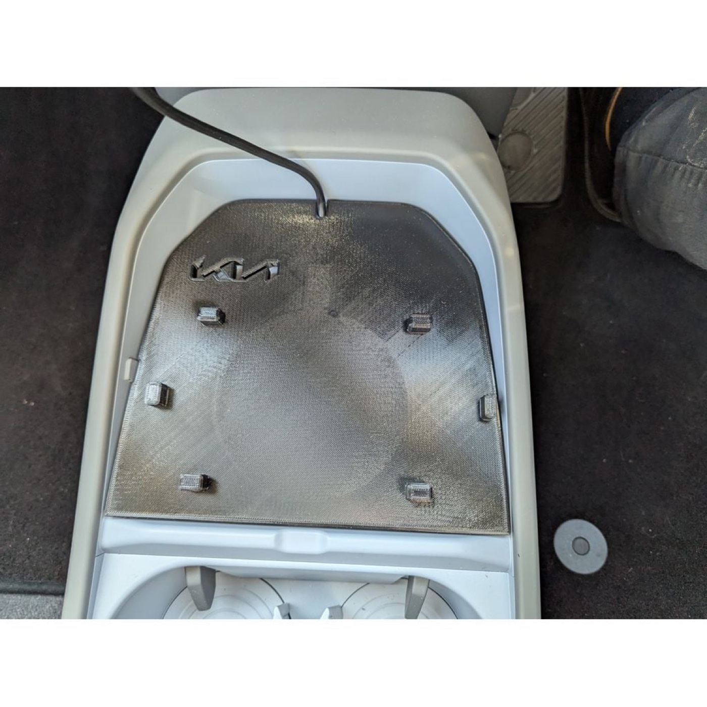 Kia EV3 Kablosuz Şarj Pedi Tutucusu