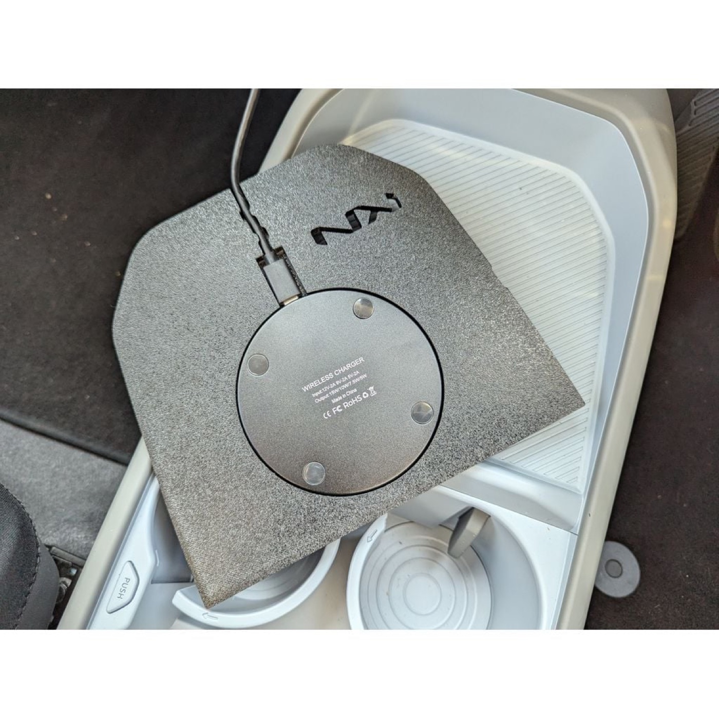 Kia EV3 Kablosuz Şarj Pedi Tutucusu görsel 2