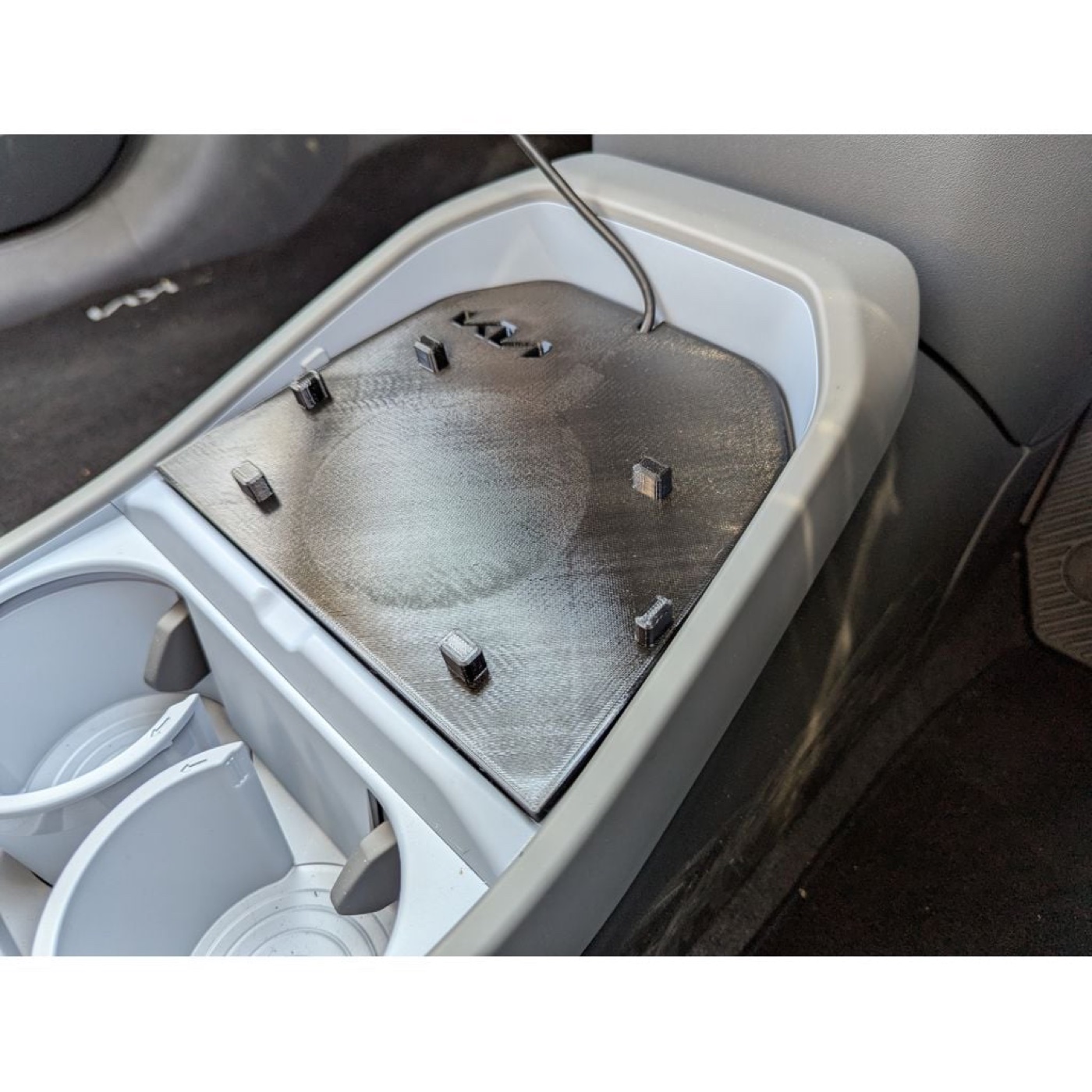 Kia EV3 Kablosuz Şarj Pedi Tutucusu görsel 3