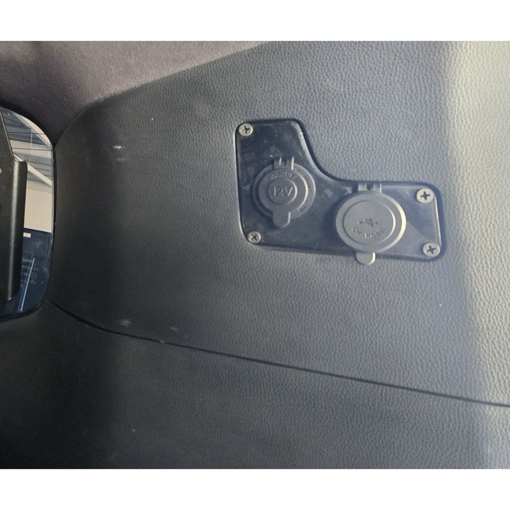 Toyota Land Cruiser LC300 Arka Emniyet Kemeri Delik Kapağı görsel 2