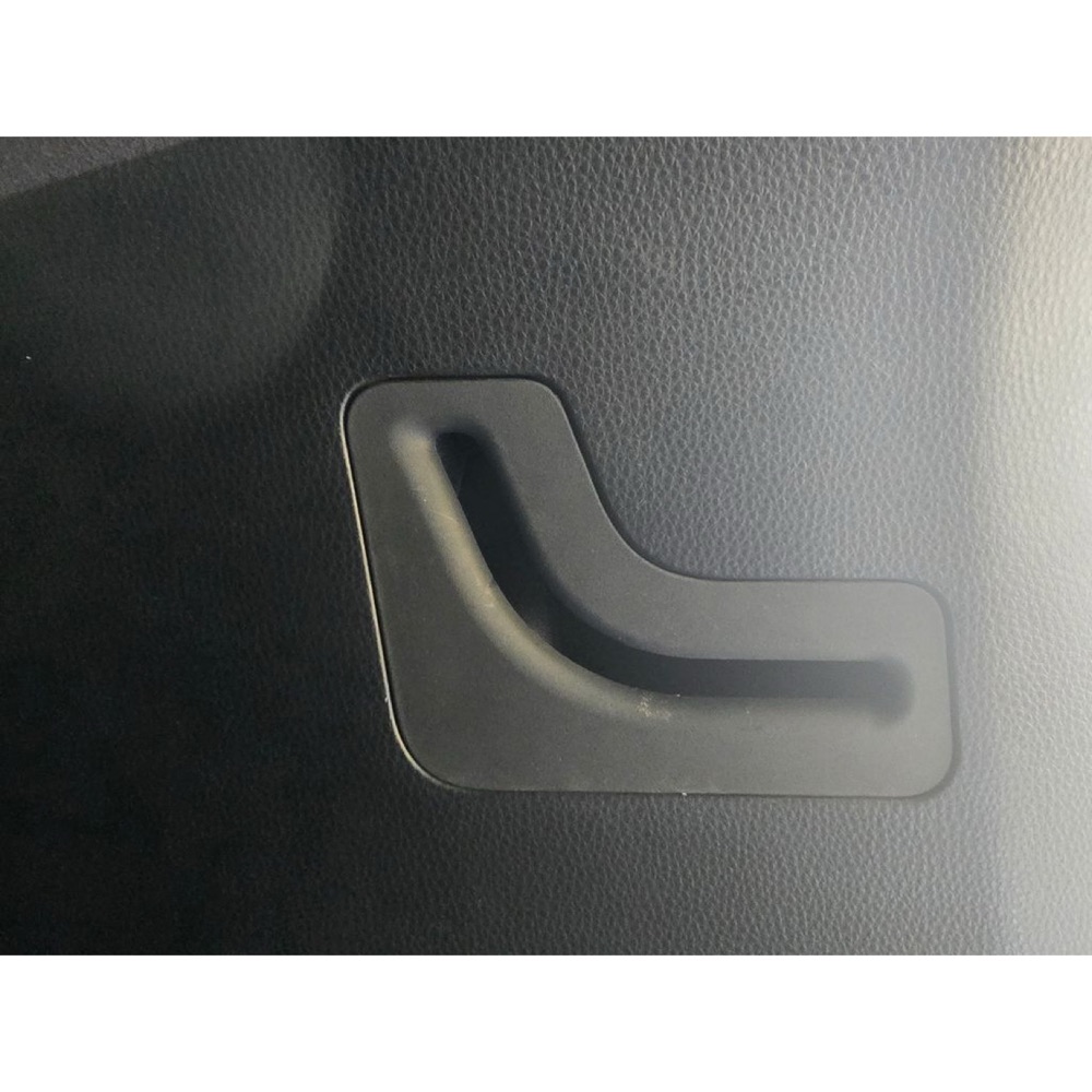 Toyota Land Cruiser LC300 Arka Emniyet Kemeri Delik Kapağı görsel 4