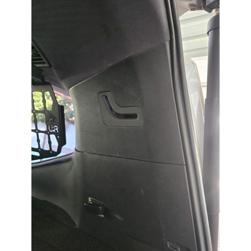 Toyota Land Cruiser LC300 Arka Emniyet Kemeri Delik Kapağı görsel 5