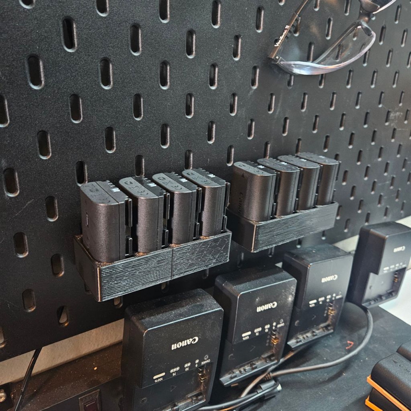 Canon LP-E6 Bataryalar için Duvar Panosuna Montajlı 4'lü Tutucu