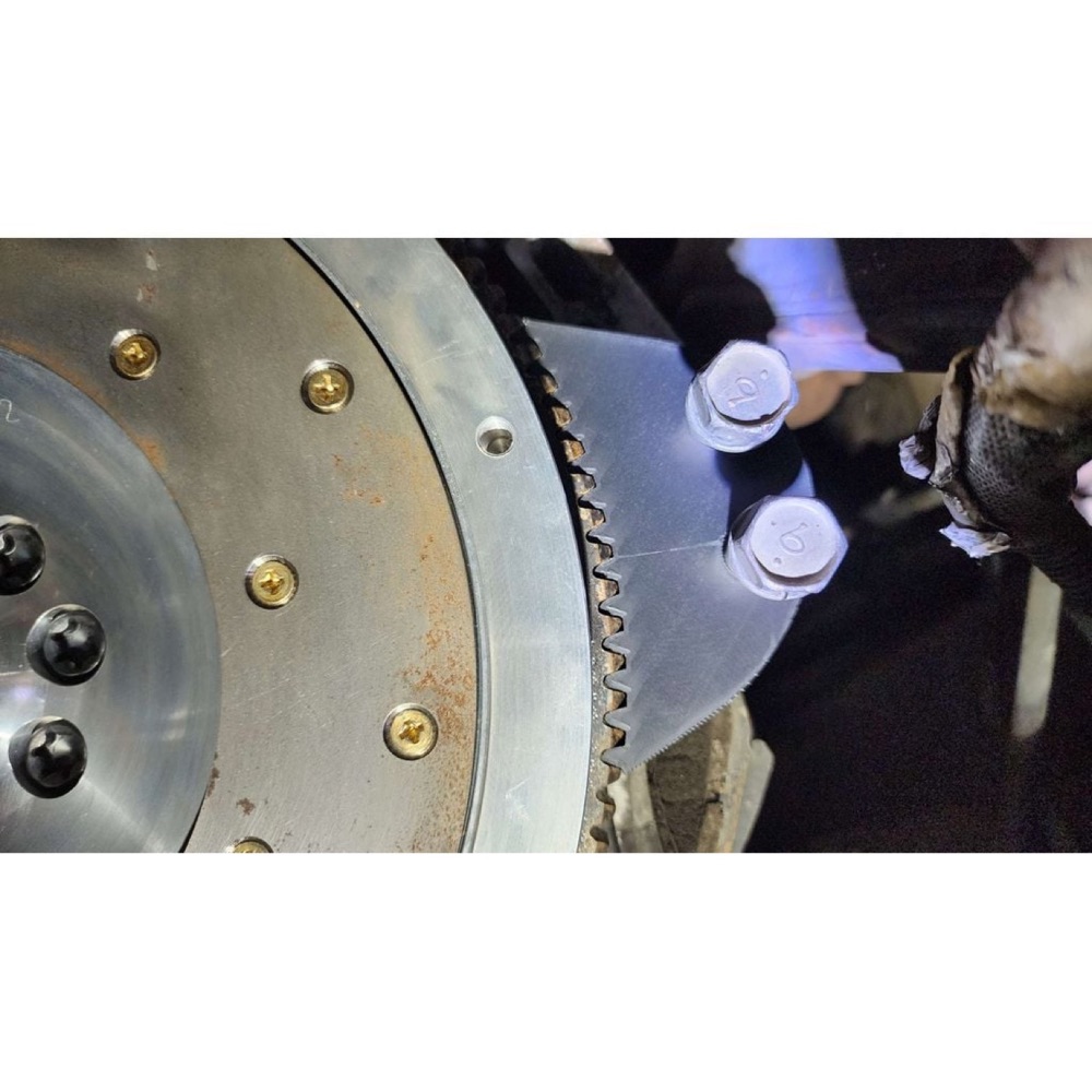 Nissan/Infiniti VQ/VR motor volan kilitleme braketi