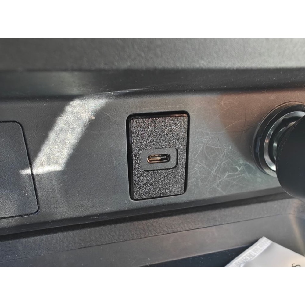 Toyota USB Adaptör for Sony radios with Type C cord to upfitter Boşluk Kapağı
