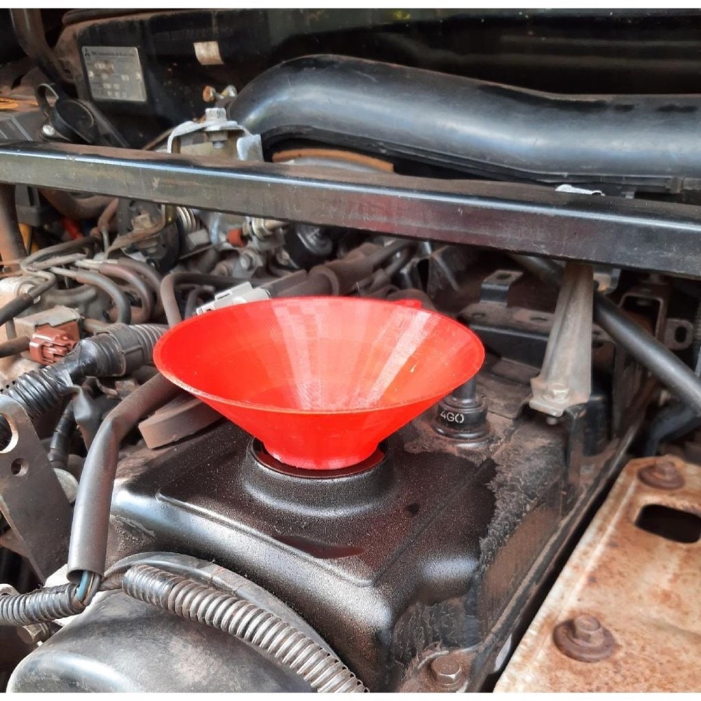 Mitsubishi 4G94 motor yağı doldurma hunisi (çevirmeli kilit) görsel 2