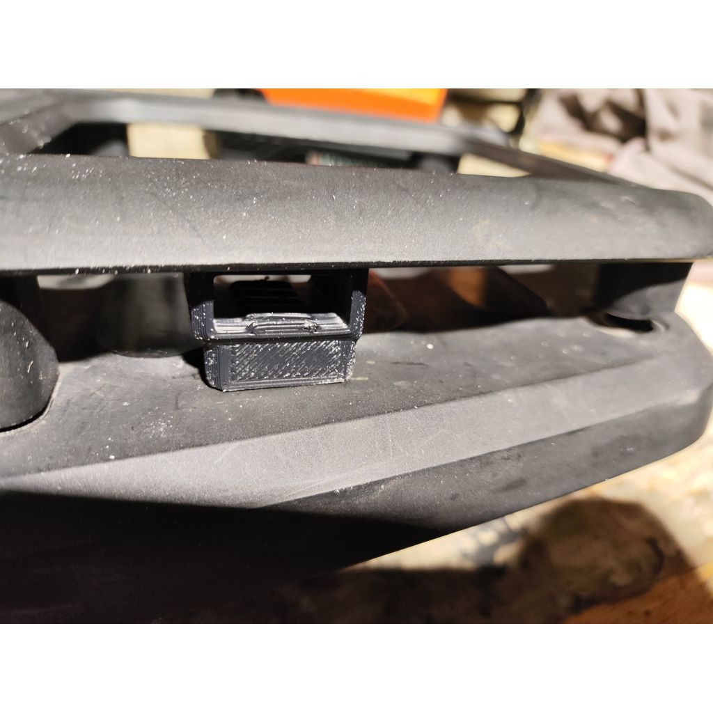 Husqvarna Svartpilen 401 Kask Askısı görsel 2