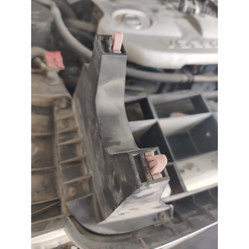 Nissan Pathfinder R50 ön ızgara tutturma klipsi