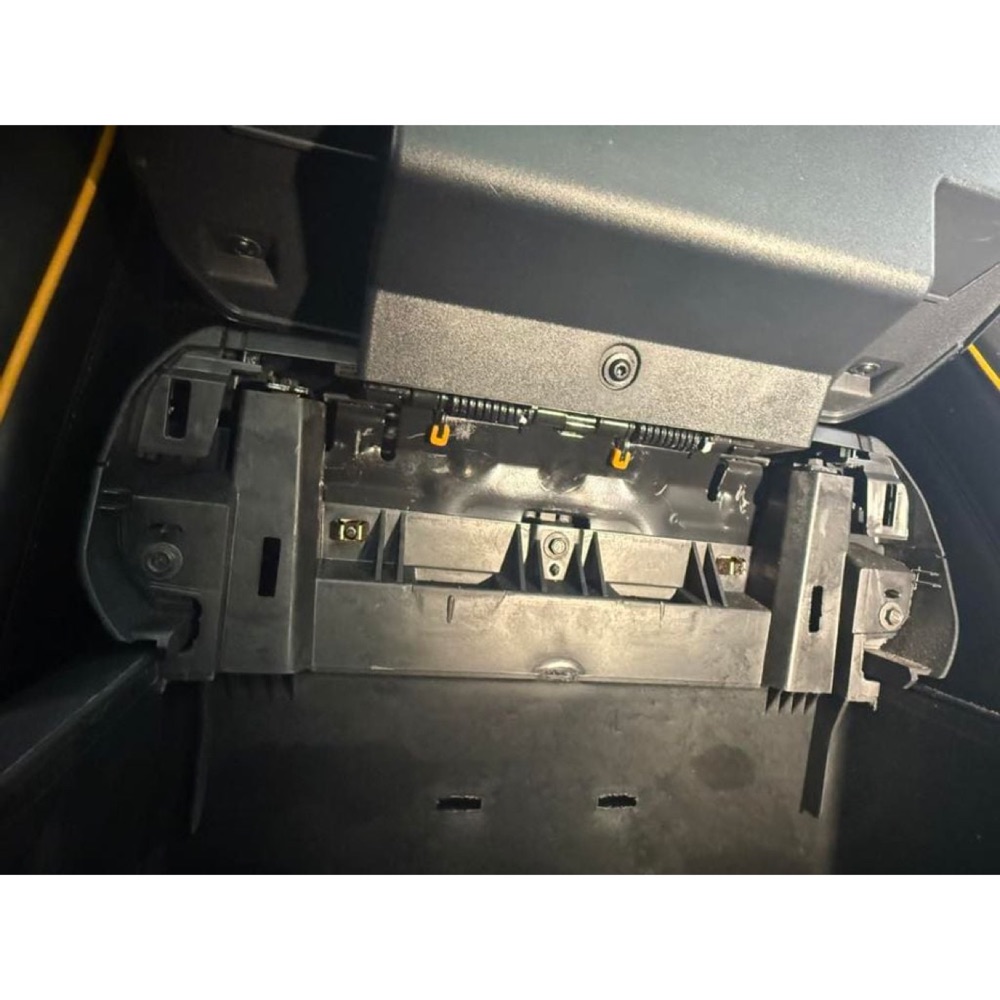 Ford F-150 Konsol Kapağı Yay Ara Parçası